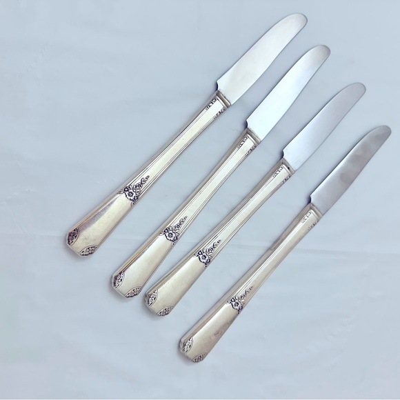 WM A Rogers On/ Oneida Ltd 1939 RIO Pattern Silver Plated Dinner Knives Set of 4 - Picture 2 of 6